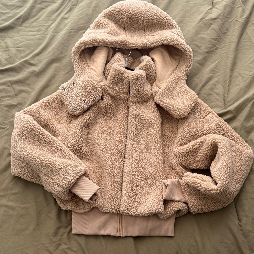 ALO Yoga women’s Beige Sherpa Hoodie Jacket
